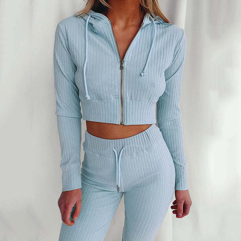 Ensemble de hoodie court sportif pour femmes avec un design en fines côtes et un grand confort de port Chic & Stil