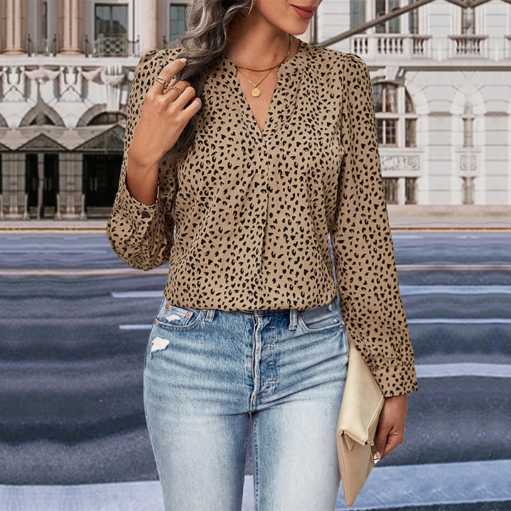 Blouse for women with an original leopard print and a modern V-neck Lune London
