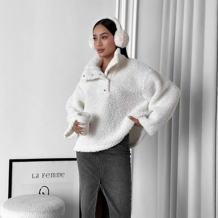 Comfortable fleece sweater for women in a chic casual style