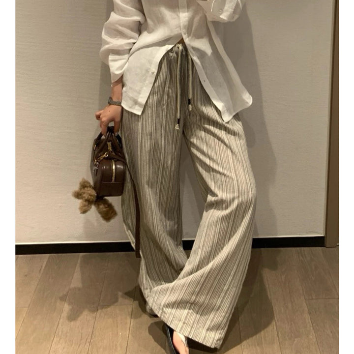 Casual pleated trousers for women with side pockets and elastic waistband Lune London
