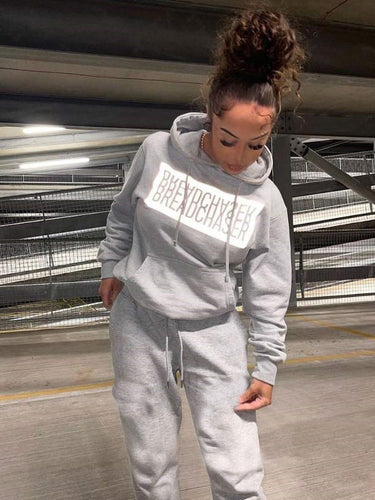 Women's sporty leisure sweatshirt set and jogging pants with a practical kangaroo pocket design Lune London