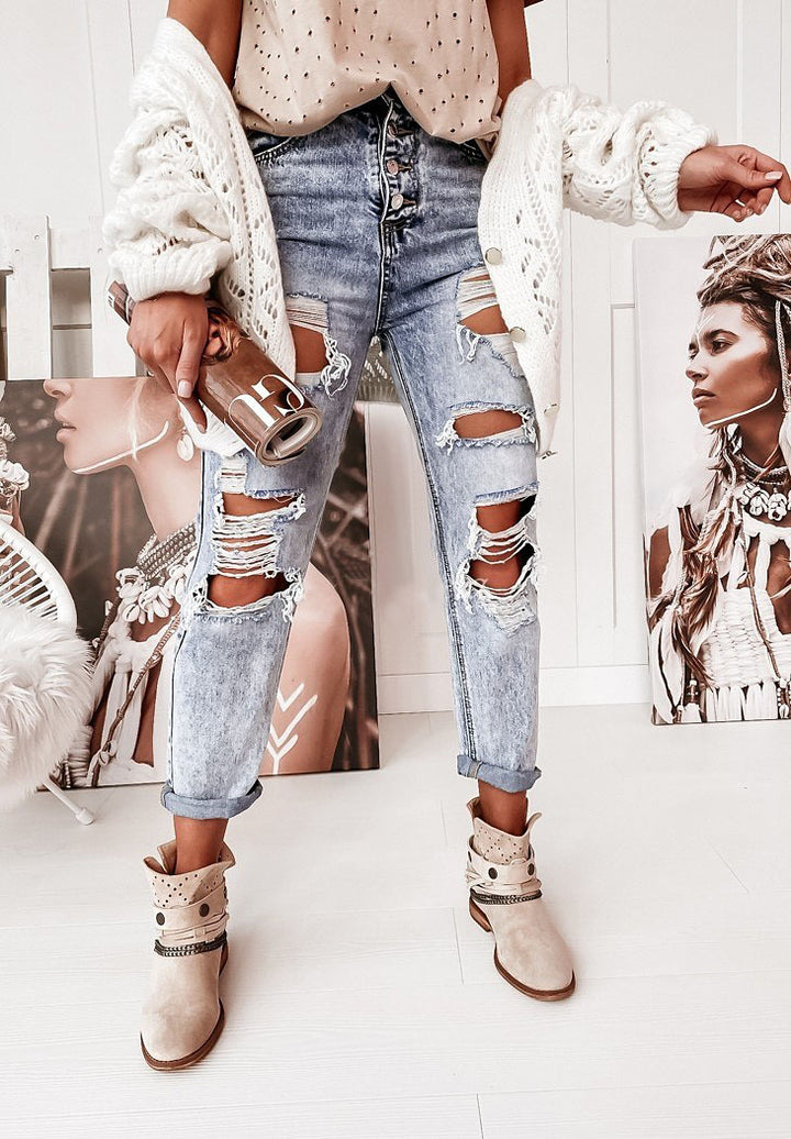 Women's destroyed jeans in casual boyfriend cut with high waist and details Lune London