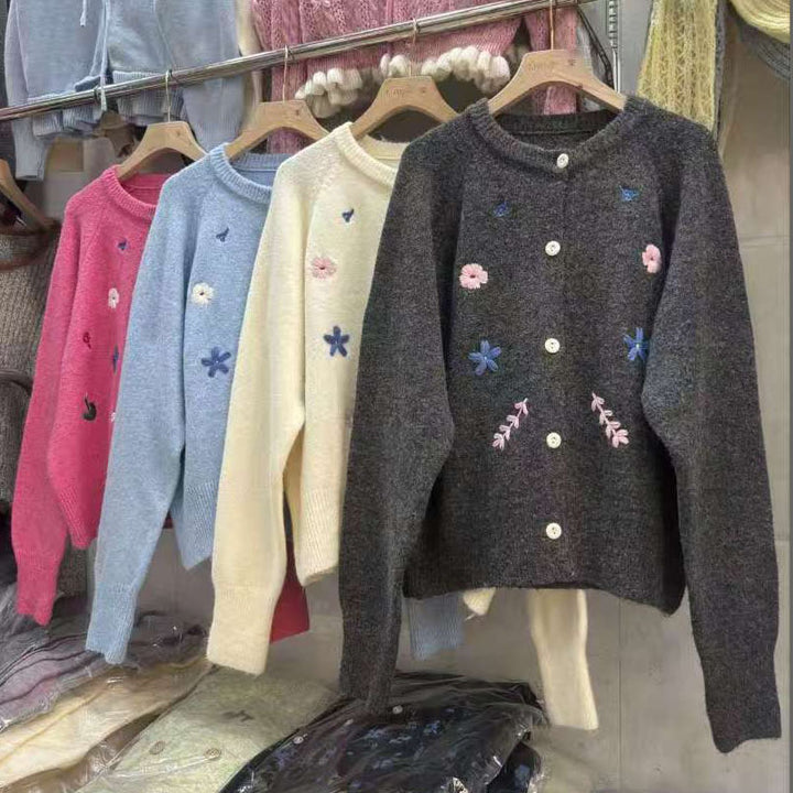 Lady cardigan with chic and stylish floral embroidery
