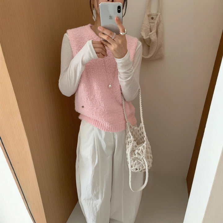 Knitted cardigan for women in soft and fluffy material with a chic and stylish modern fit