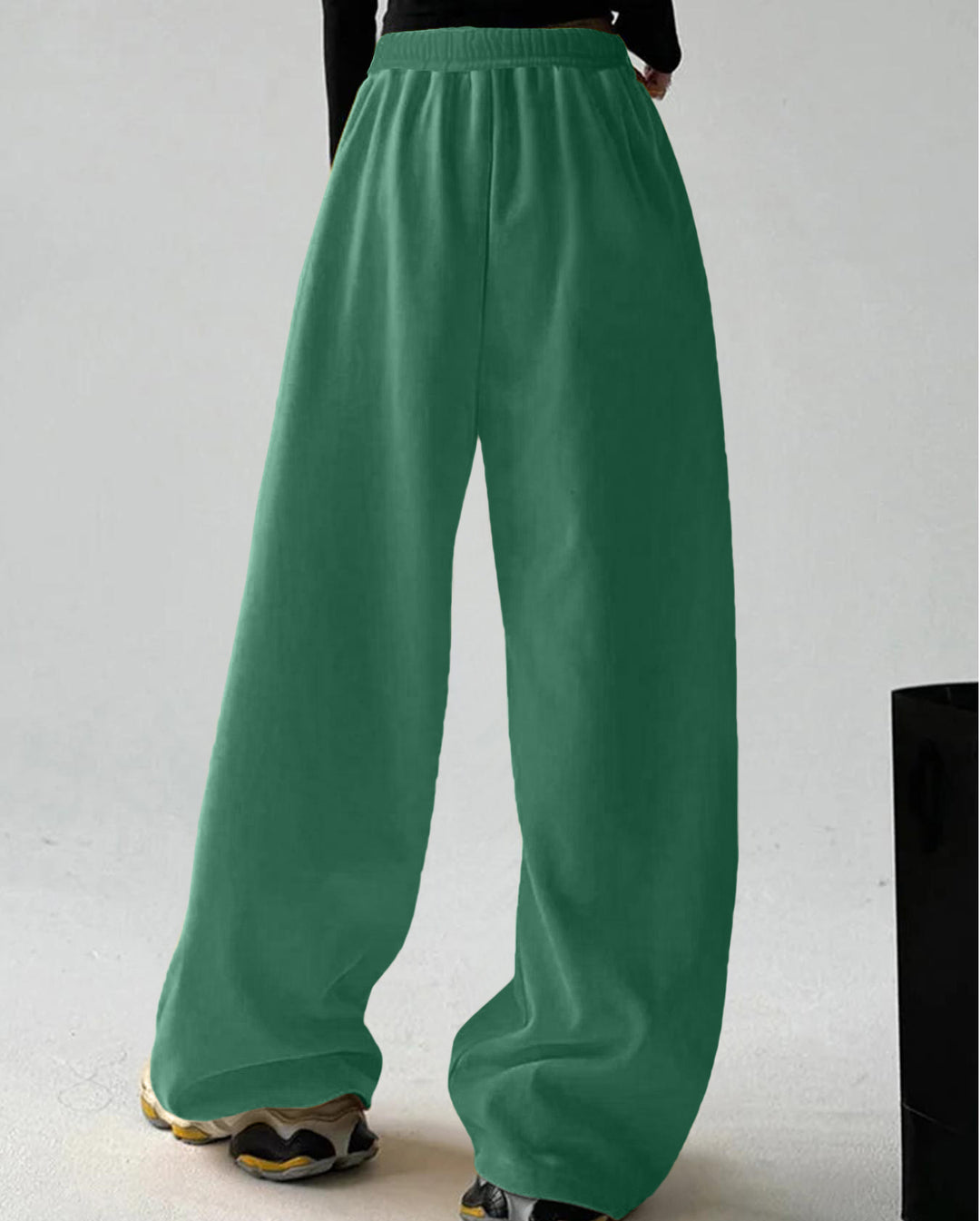 Loose leisure pants for women with elastic waistband and side pockets Lune London