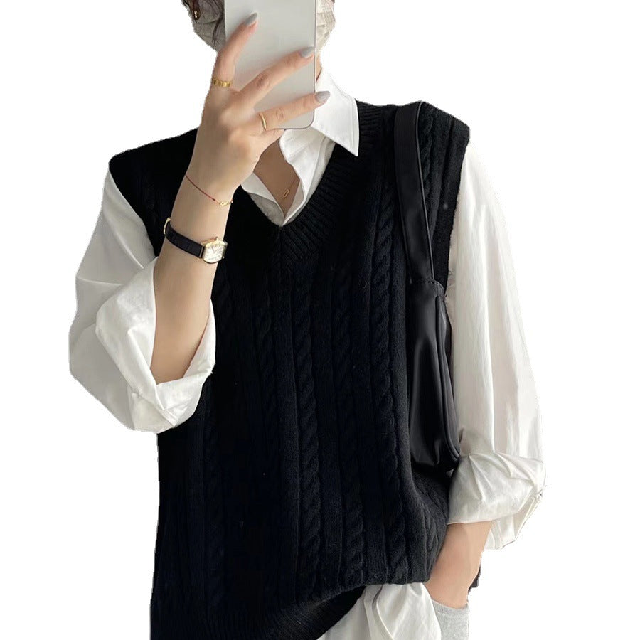 Knitted sweater for women with V-neck and twisted pattern Lune London