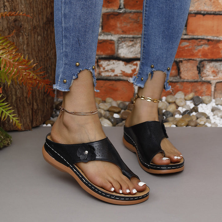 Comfortable and breathable sandals for women with a trendy Lune London cut