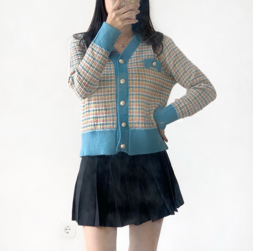 Fashion knit cardigan for ladies with a colorful pattern and a chic button placket