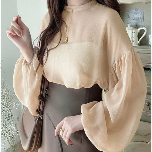 Femme blouse élégante avec des manches volumineuses et un col rond intemporel Chic & Stil