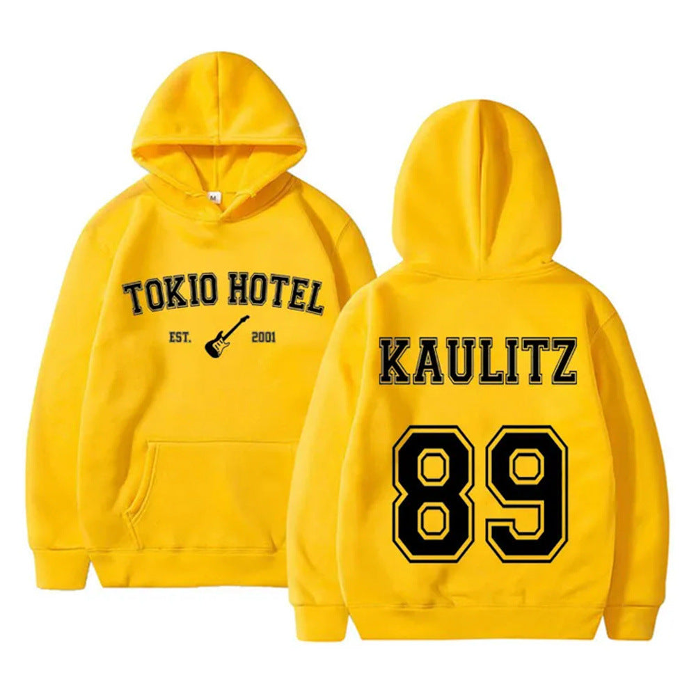 Women's hoodie with modern band design and comfortable fit Chic & Stil