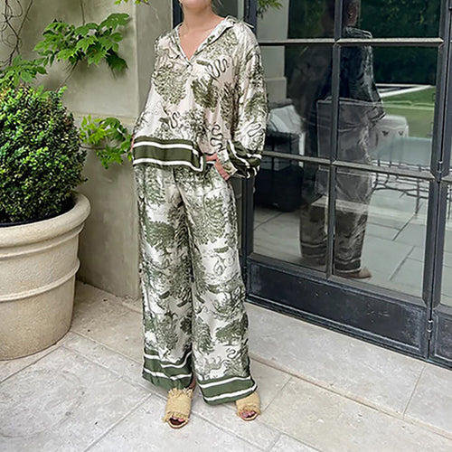 Top en soie élégant pour femmes avec coupe décontractée et pantalon assorti Chic & Stil