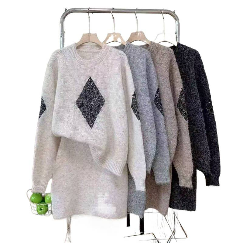 Pull en tricot féminin avec des détails en diamant scintillants et une coupe décontractée Chic & Stil