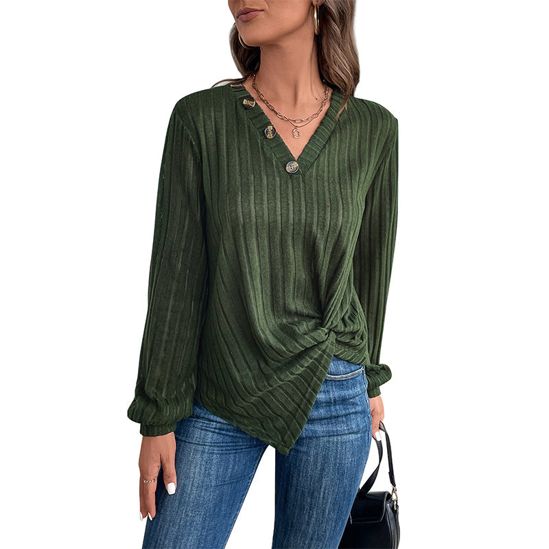 Chemise à manches longues à la mode pour femmes avec décolleté en V et boutons décoratifs Chic & Stil