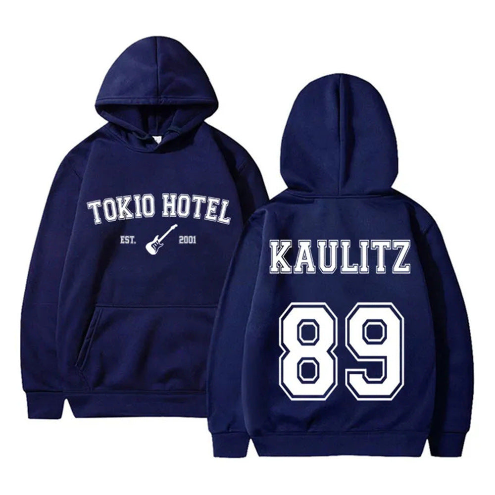 Women's hoodie with modern band design and comfortable fit Chic & Stil