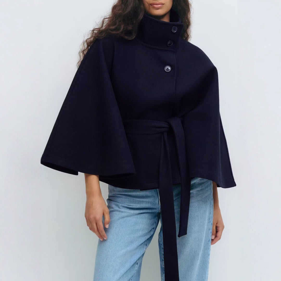 Veste à capuche pour femmes avec des manches larges et une ceinture à la taille Chic & Stil