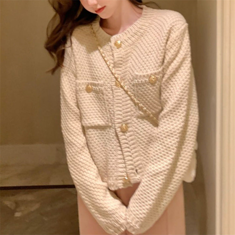Cardigan pour femmes avec boutons décoratifs et design texturé Chic & Stil