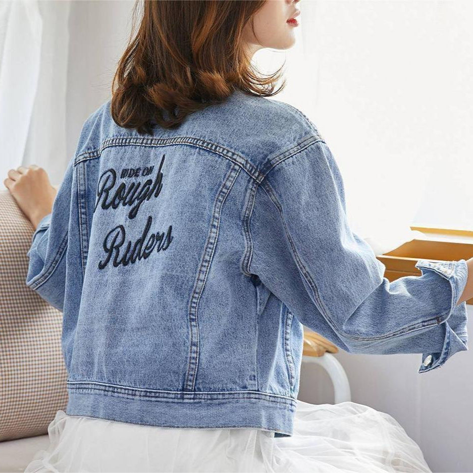 Veste en denim pour femmes avec broderies élaborées de la lettre Chic & Stil