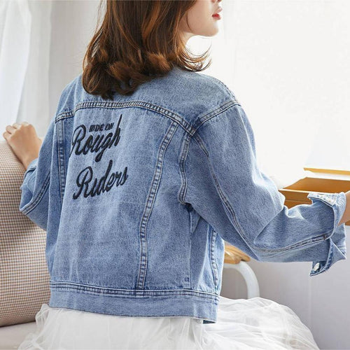 Veste en denim pour femmes avec broderies élaborées de la lettre Chic & Stil