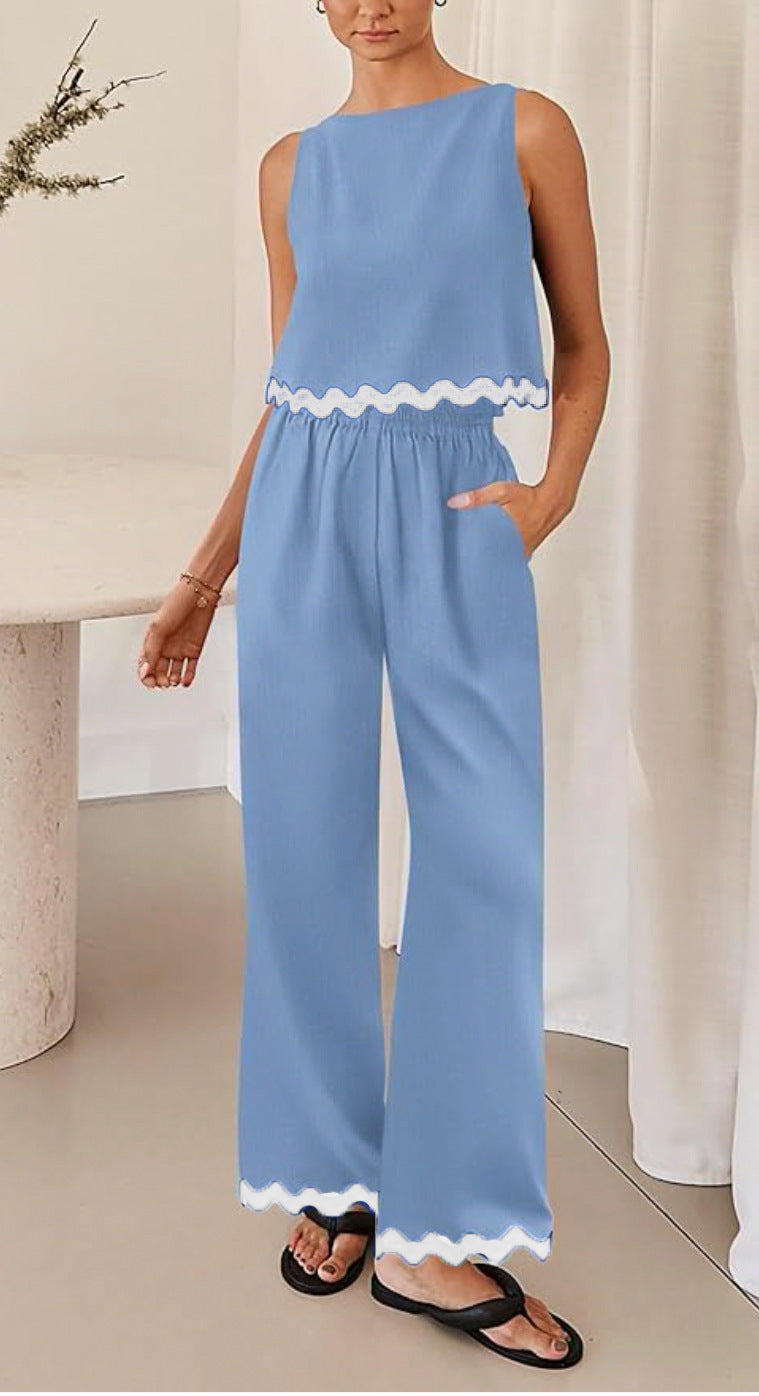 Women elegant lounge outfit with loose fit and decorative wavy finishes Chic und Stil