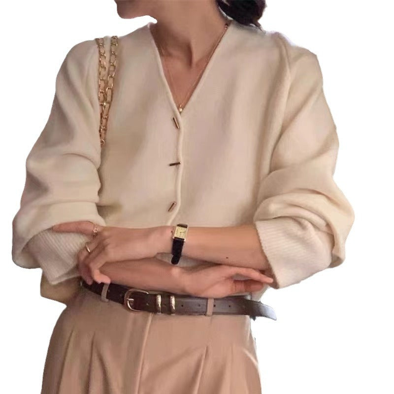 Cardigan pour femmes avec un deep V-neck et des boutons élégants Chic & Stil