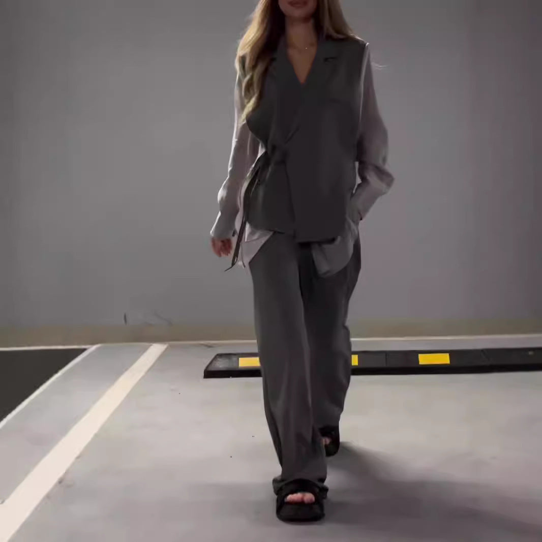 Ladies Elegant and modern outfit consisting of a fitted blazer and wide pants Lune London