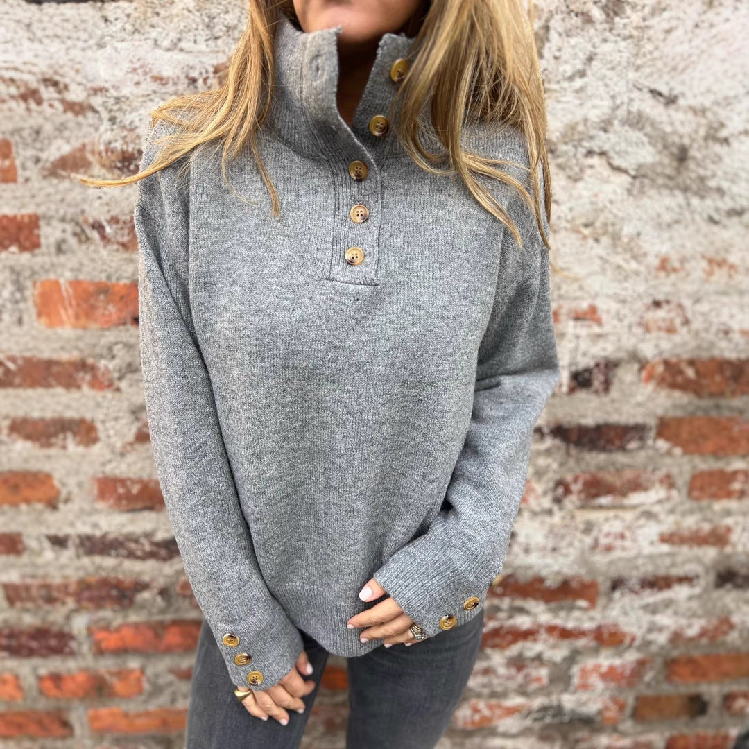 Pull confortable pour femmes avec col haut et détails de boutons décoratifs Chic & Stil