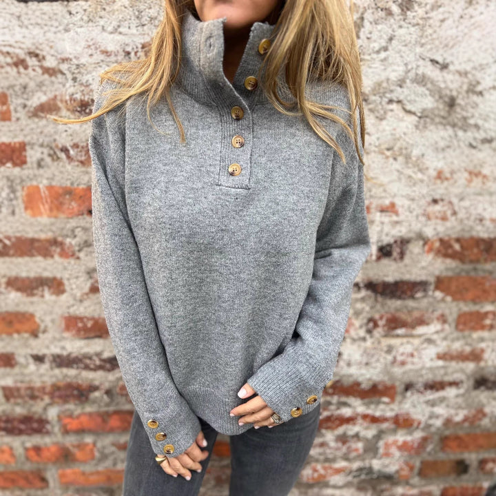 Pull confortable pour femmes avec col haut et détails de boutons décoratifs Chic & Stil