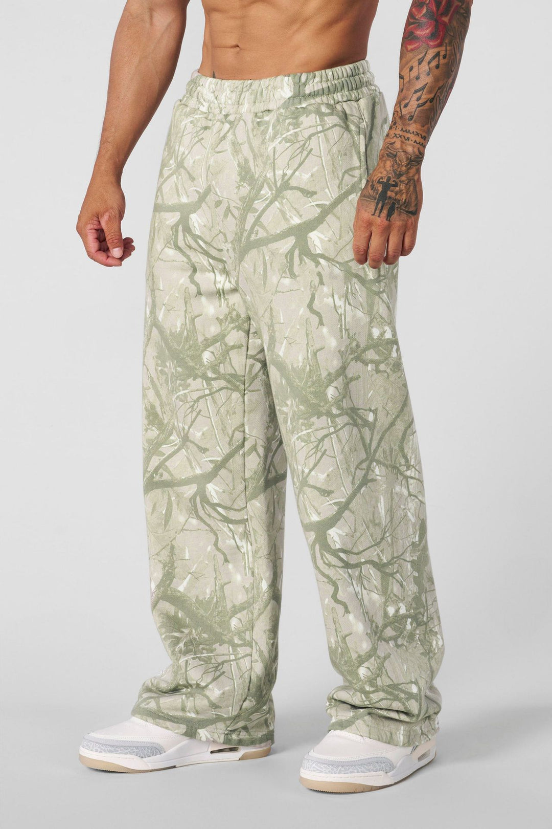 Casual camo look cargo pants for men with practical elastic waistband Lune London