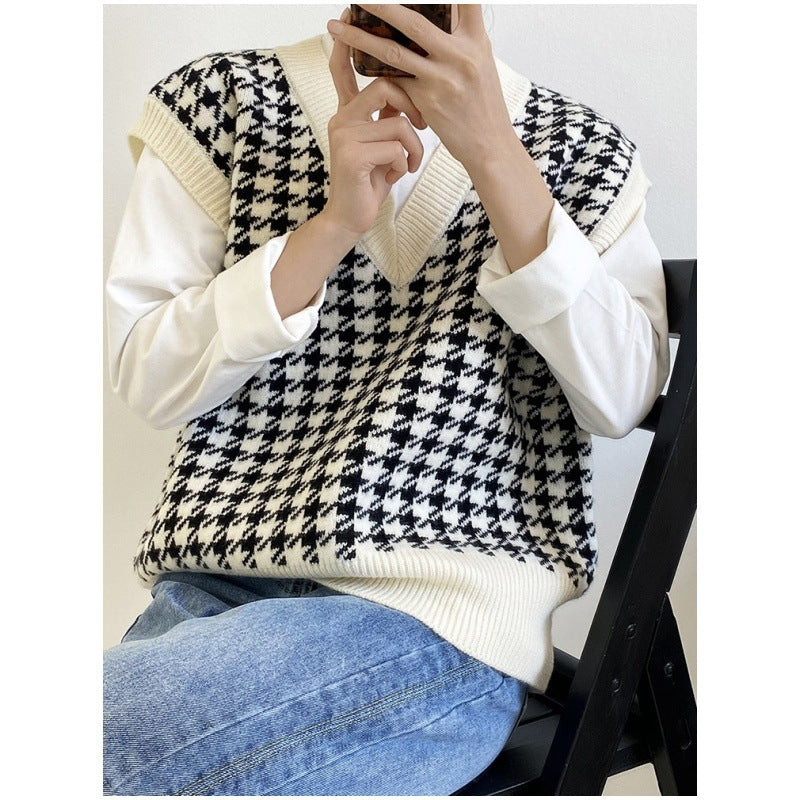 Trendy knitted women’s jacket with a graphic houndstooth pattern Lune London