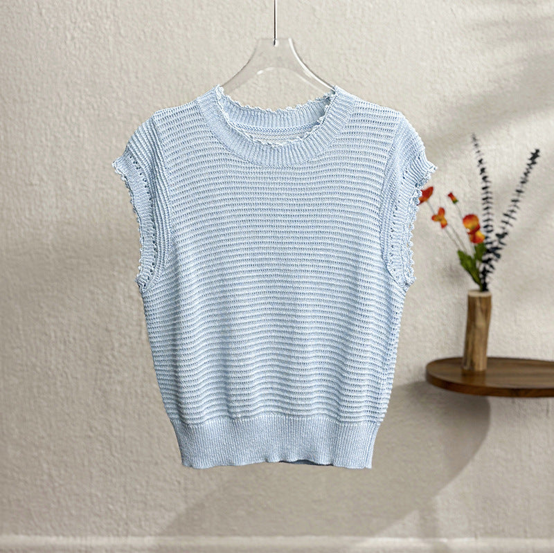 Top court à manches courtes en tricot pour femmes avec un motif texturé fin et des volants ludiques Chic & Stil