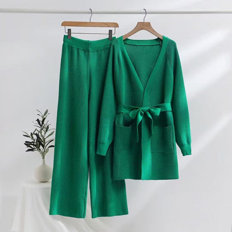 Fashionable women's knit lounge set with tied belt and practical pockets Lune London