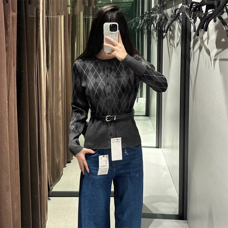 Cardigan pour femmes avec un motif à carreaux moderne et une ceinture amovible Chic & Stil