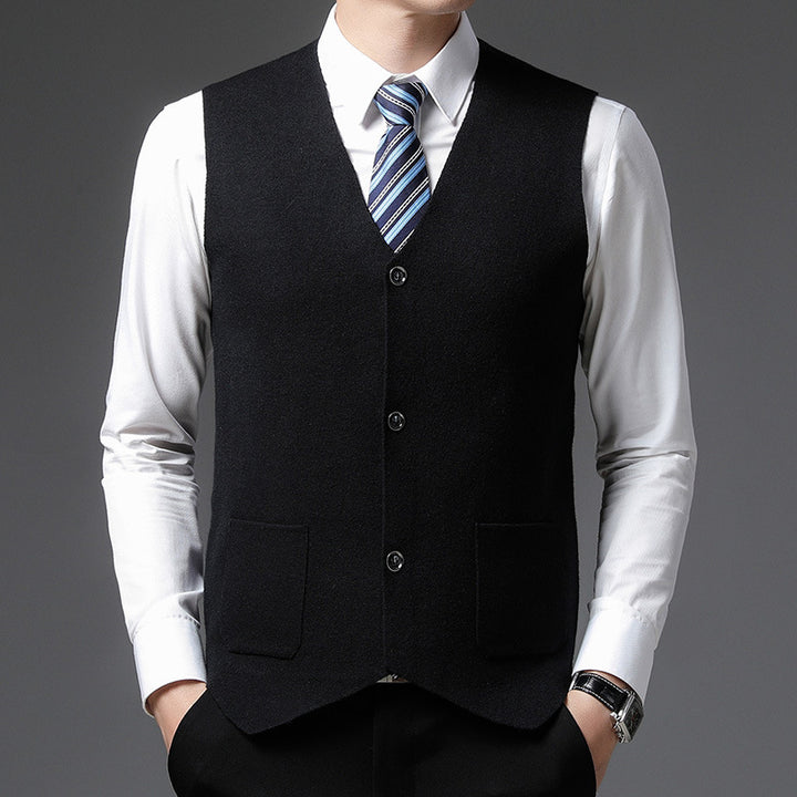 Elegant knitted vest for men with a modern cut and practical pockets Chic and Style