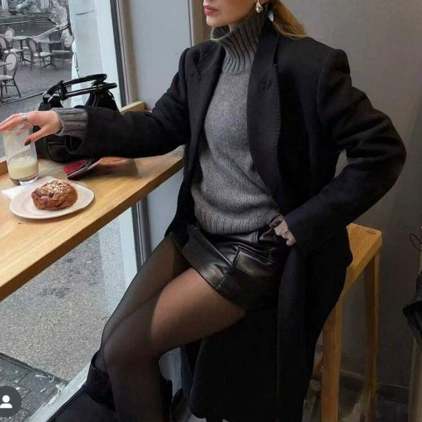 Trendy women's turtleneck sweater with a relaxed fit Lune London