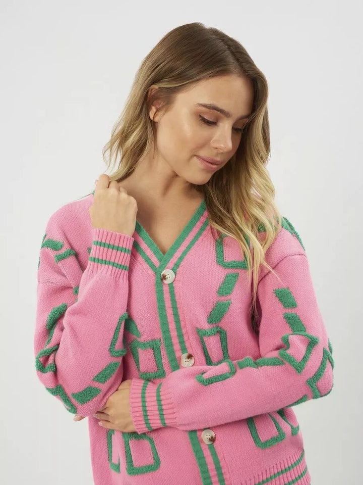 Cardigan pour femmes avec motif géométrique coloré et détails de boutons Chic & Stil