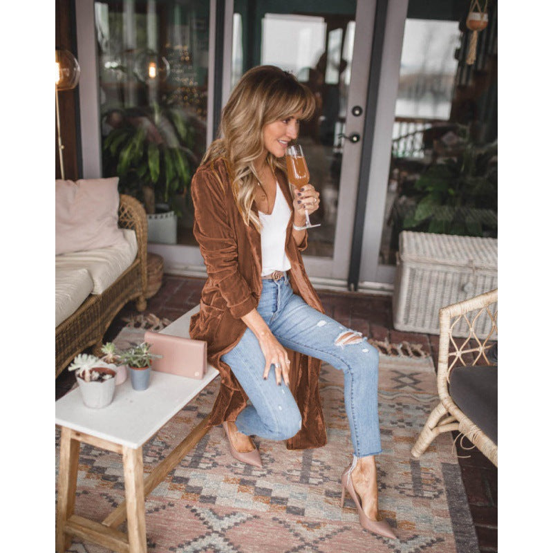 Manteau en velours à la mode pour femmes avec une coupe élégante et des poches pratiques Chic & Stil