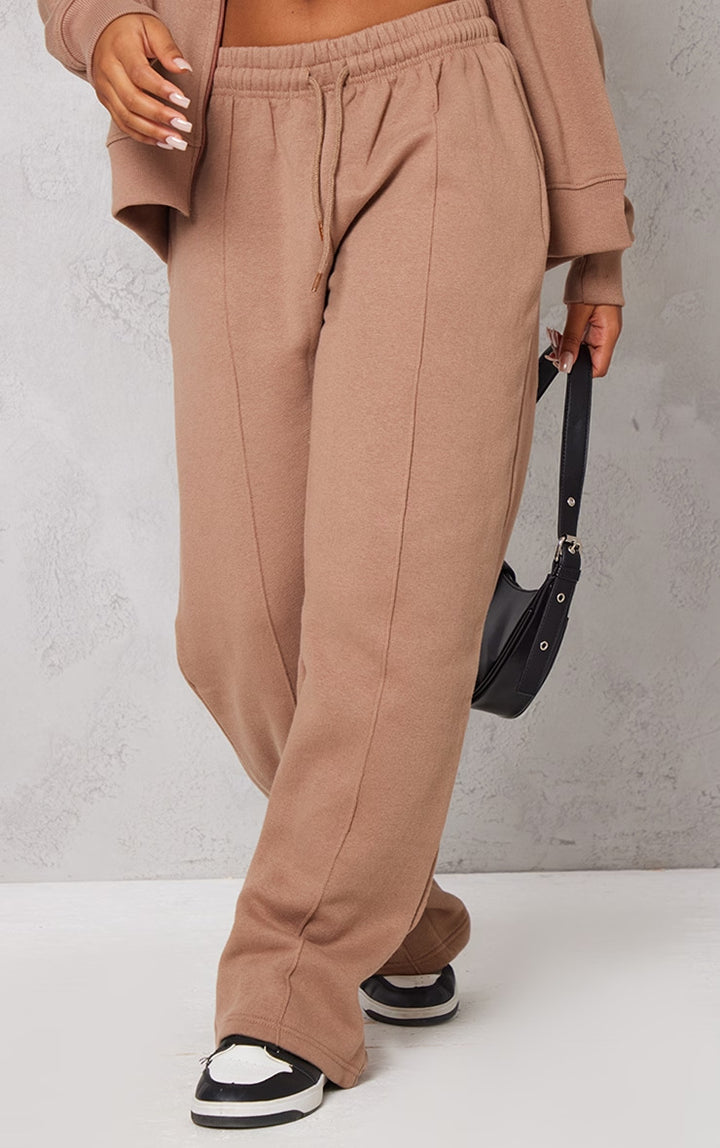 Sporty leisure pants for women with wide legs and comfortable elastic waistband Lune London
