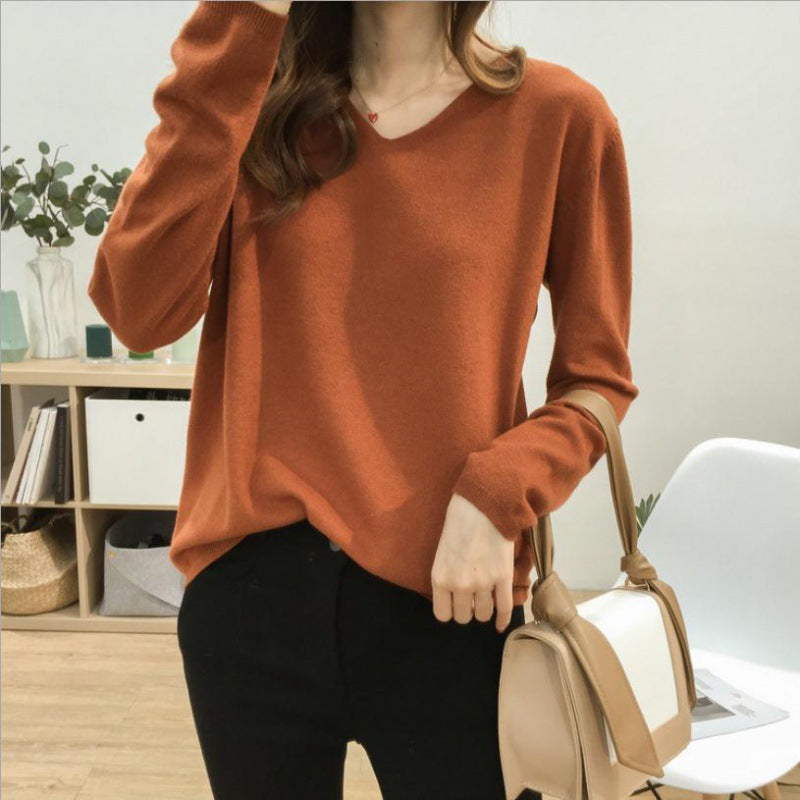 Pull féminin à col en V avec une coupe décontractée et des matériaux doux Chic & Stil