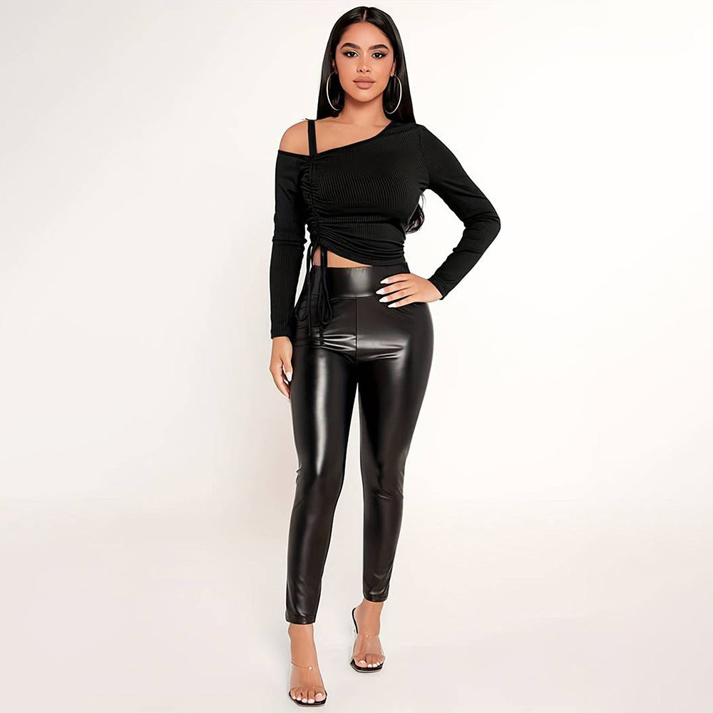 Crop top féminin stylé avec coupe asymétrique et détails de volants raffinés Chic & Stil