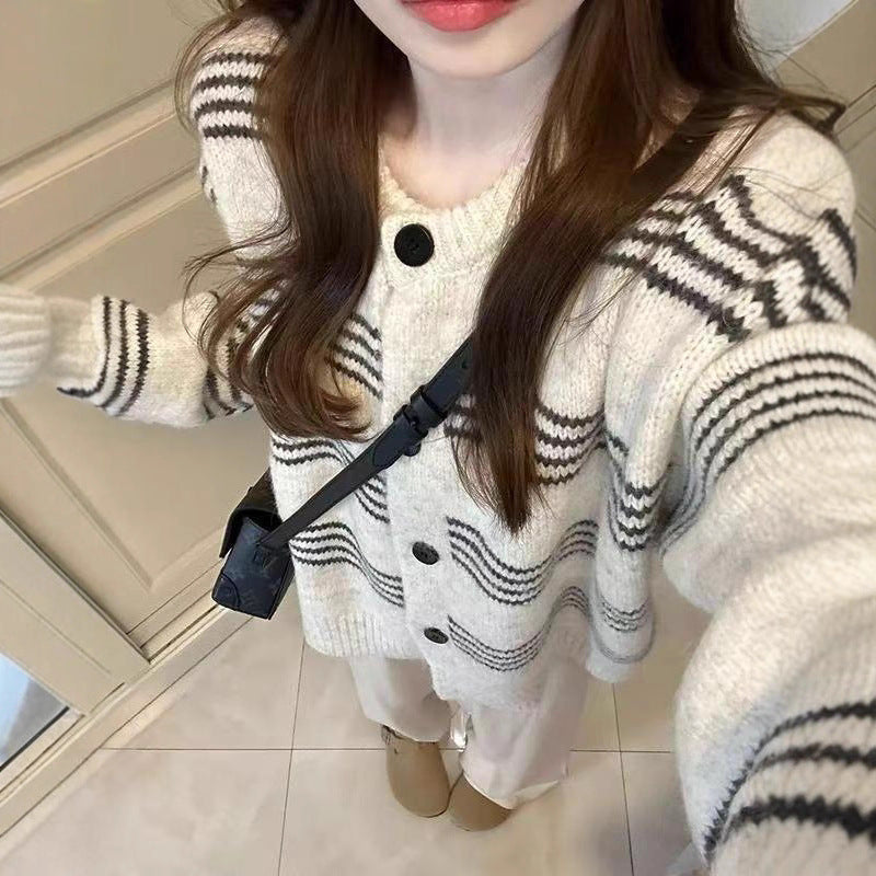 Cardigan à motifs pour femmes avec des détails de boutons stylés Chic & Stil