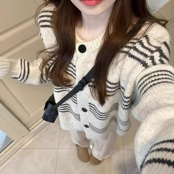 Cardigan à motifs pour femmes avec des détails de boutons stylés Chic & Stil
