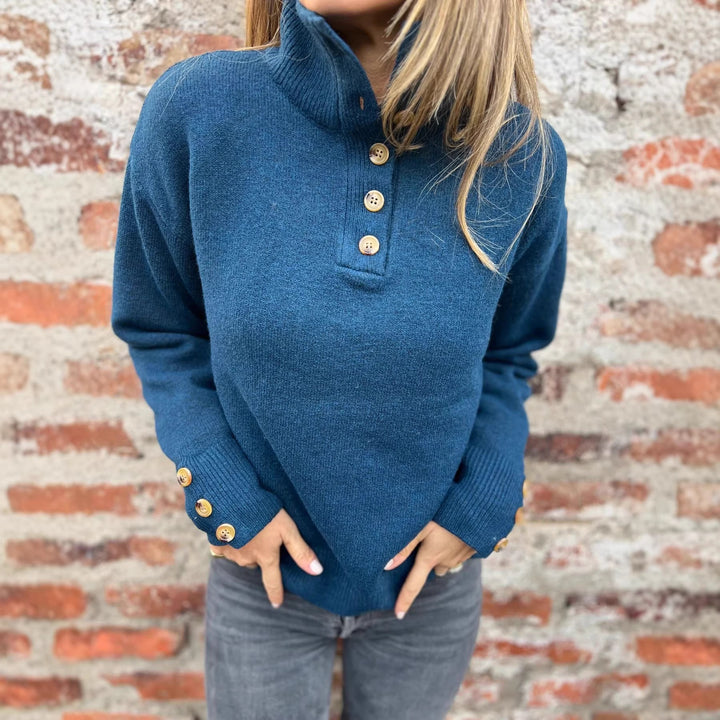 Pull confortable pour femmes avec col haut et détails de boutons décoratifs Chic & Stil