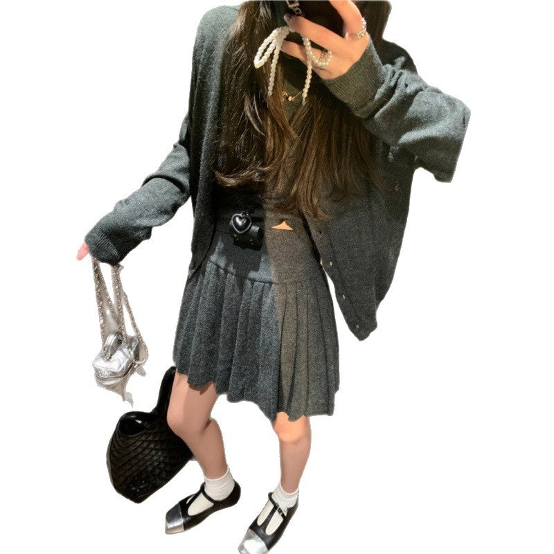 Robe tricot à manches courtes pour femmes avec jupe plissée et encolure ronde Chic & Stil