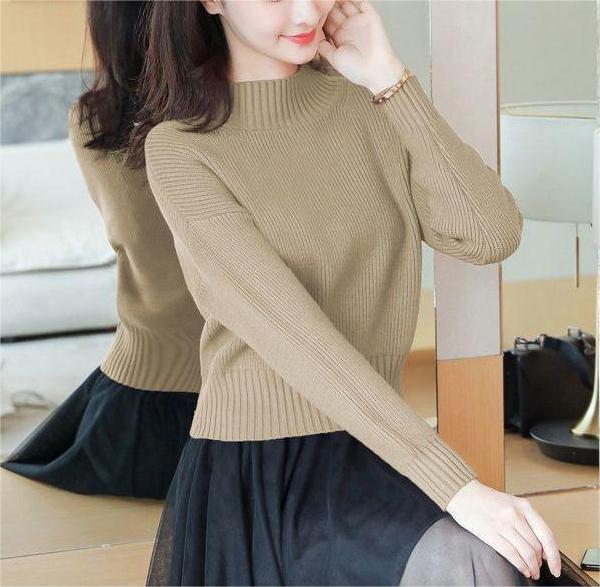 Sweater tricoté décontracté pour femmes avec col montant et détails en fines côtes Chic & Stil