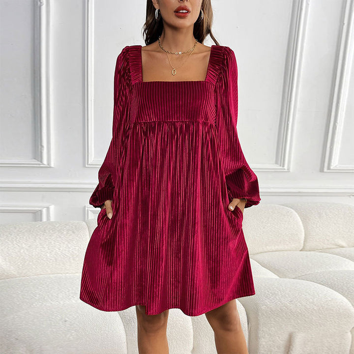 Robe oversize pour femmes avec un élégant détail de volants et en tissu cord luxueux Chic & Stil