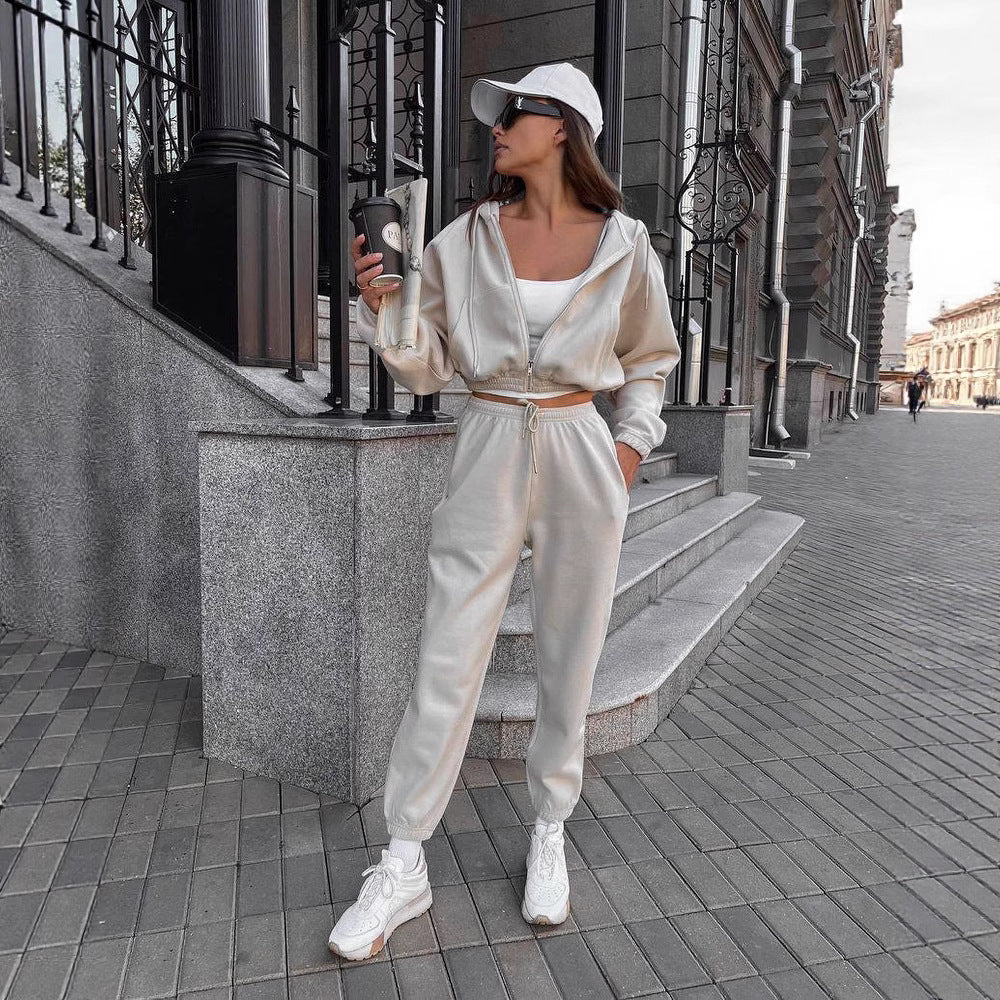 Women's sporty hoodie set with cropped top and comfortable joggers Chic & Stil