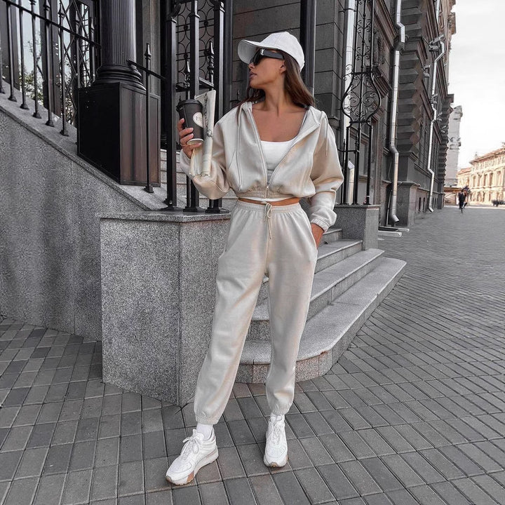 Women's sporty hoodie set with cropped top and comfortable joggers Chic & Stil