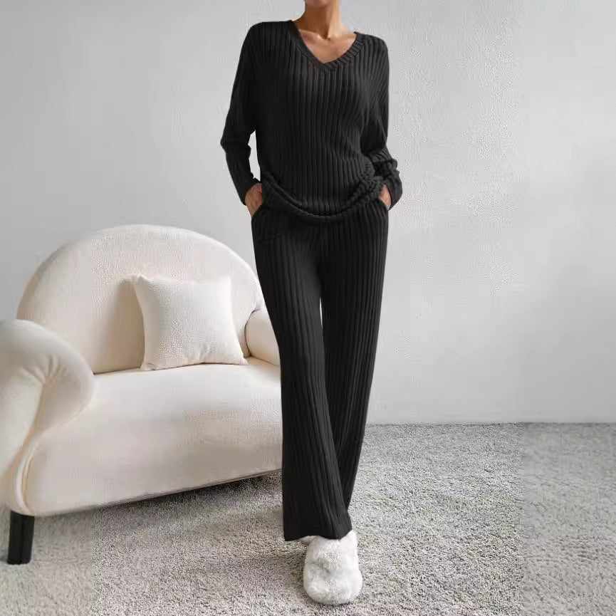 Casual knitted lounge set for women with V-neck Lune London