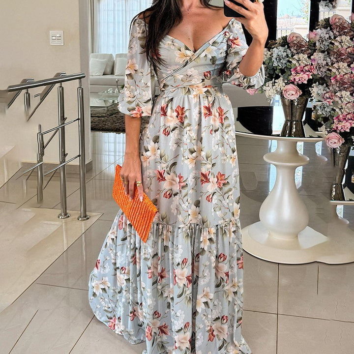 Robe maxi florale pour femmes avec design décolleté et ourlet à volants Chic & Stil