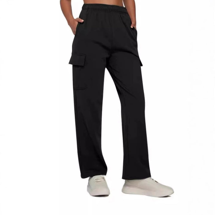 Versatile cargo pants for women with elastic waistband and numerous pockets Chic and Style